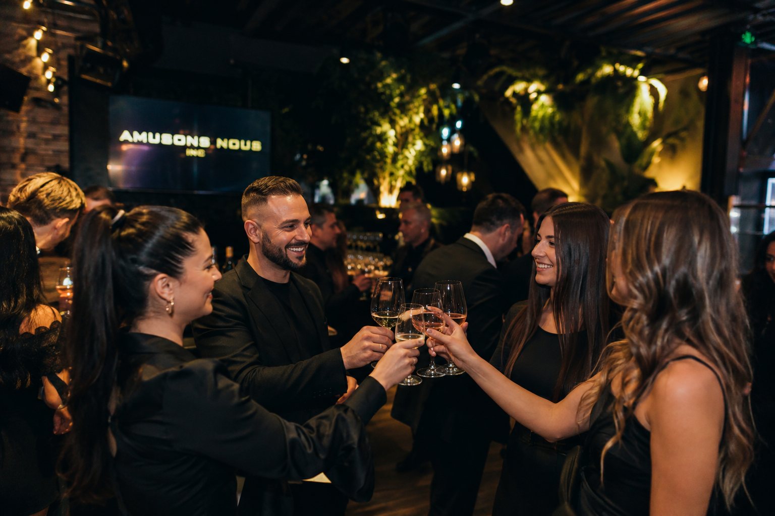 Invités qui trinquent lors d'une soirée Amusons Nous